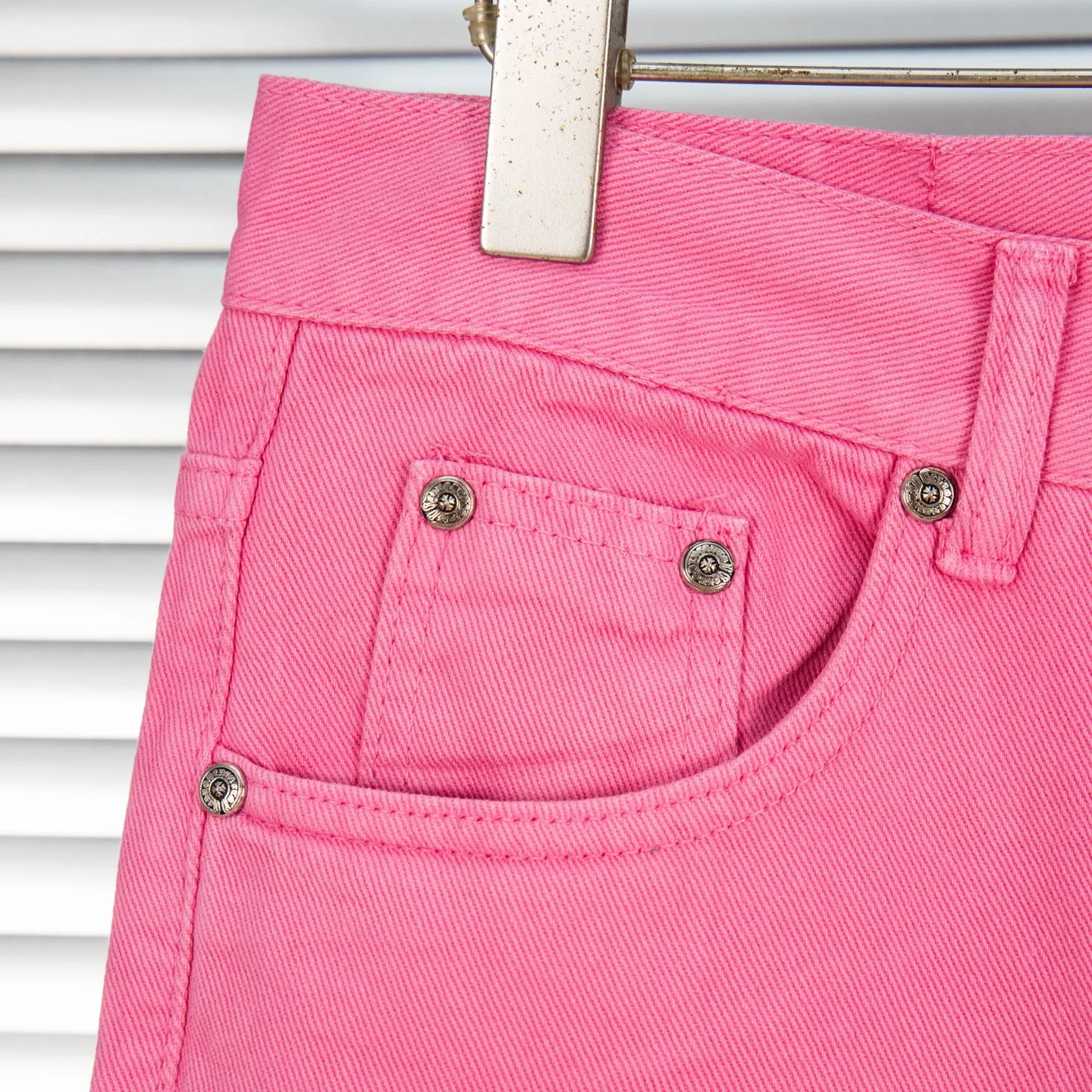P250 CHROME HEARTS 25ss amine light pink cross patch leather washed jeans - Full of exploring the ultimate in fashion, Chrome Hearts' new Chrome Hearts pants not only present a unique style, the fresh ice blue color looks particularly youthful and energetic. The mid-high waist design is paired with a lazy and casual style, which not only shows long legs but also maintains a casual feel. It is a must-have fashion choice for trendy men and trendy women. Style number: 1778# Color: Dopamine powder Size: 28 30 32 34